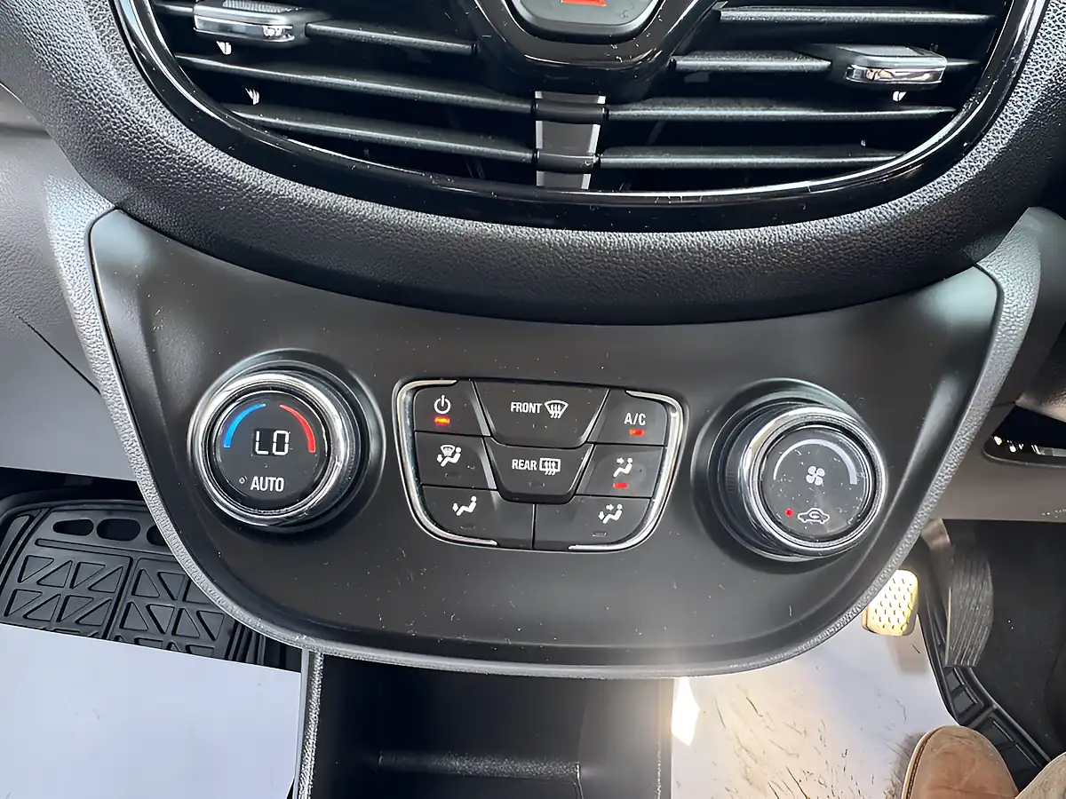 Used 2016 Vauxhall Viva Sl Red - Interior and Exterior details 15