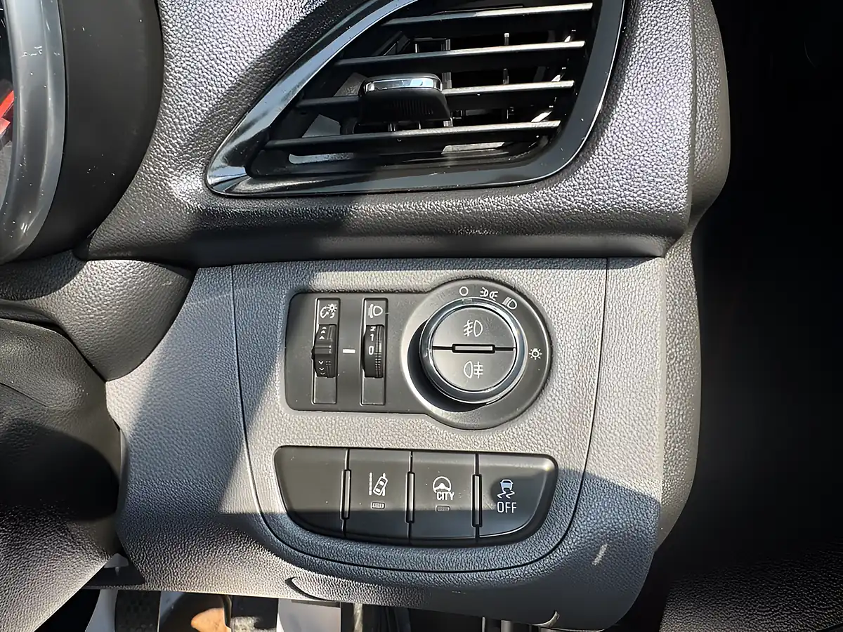Used 2016 Vauxhall Viva Sl Red - Interior and Exterior details 19