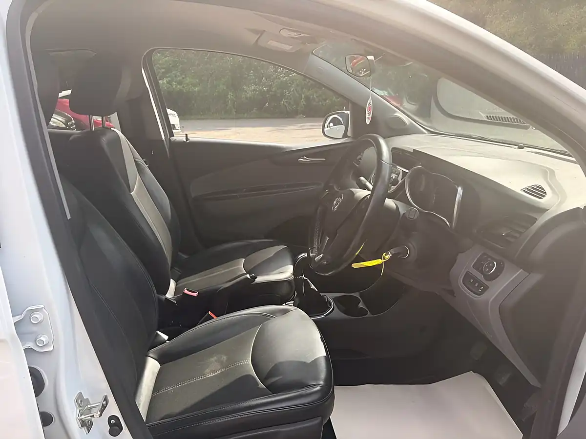 Used 2016 Vauxhall Viva Sl White - Interior and Exterior details 12