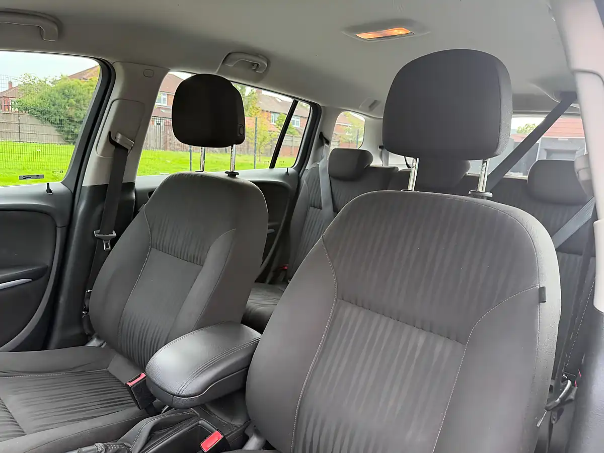 Used 2016 Vauxhall Zafira Tourer Design White - Interior and Exterior details 19