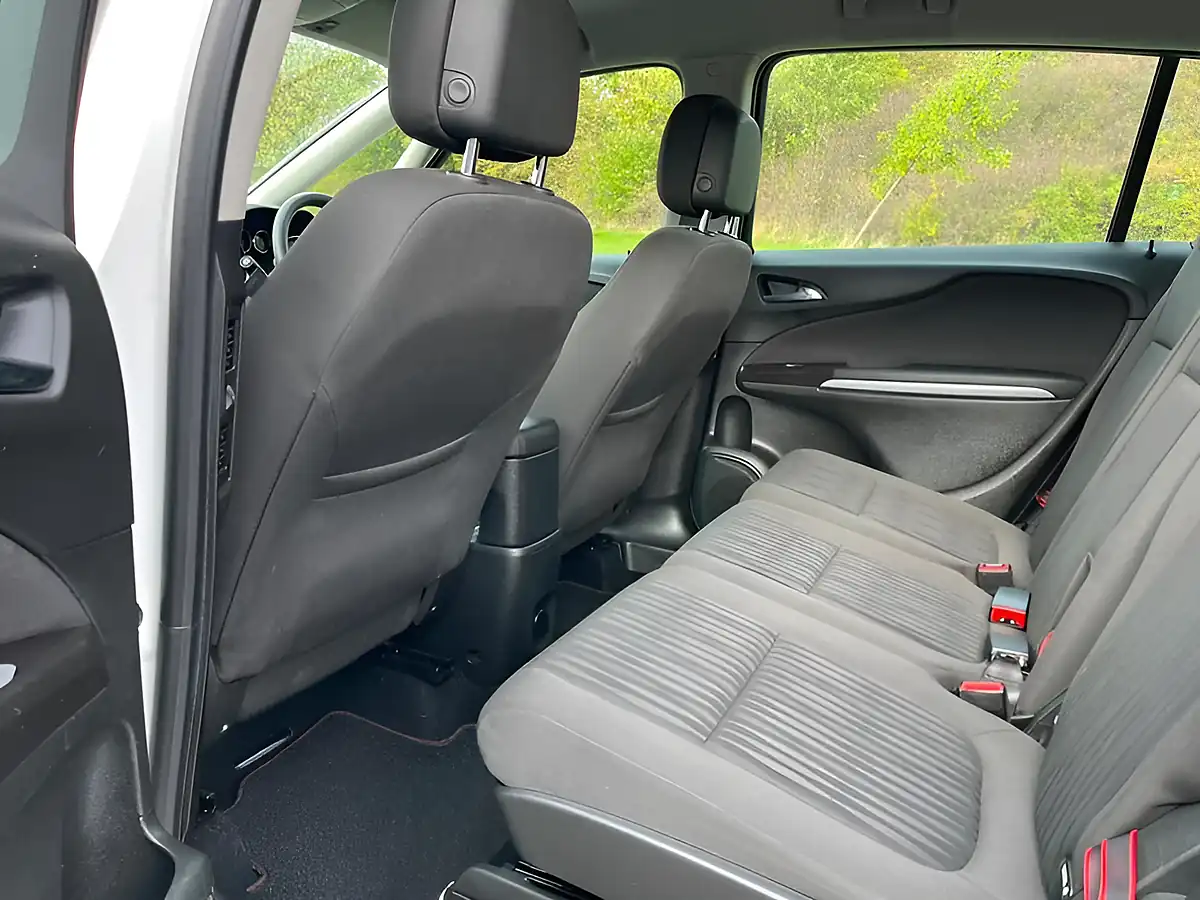 Used 2016 Vauxhall Zafira Tourer Design White - Interior and Exterior details 10