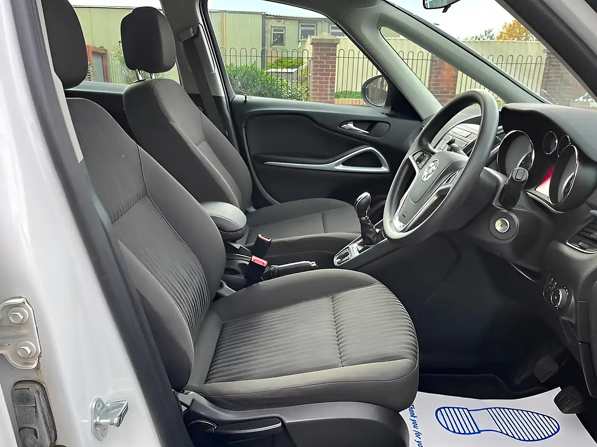 Used 2016 Vauxhall Zafira Tourer Design White - Interior and Exterior details 16