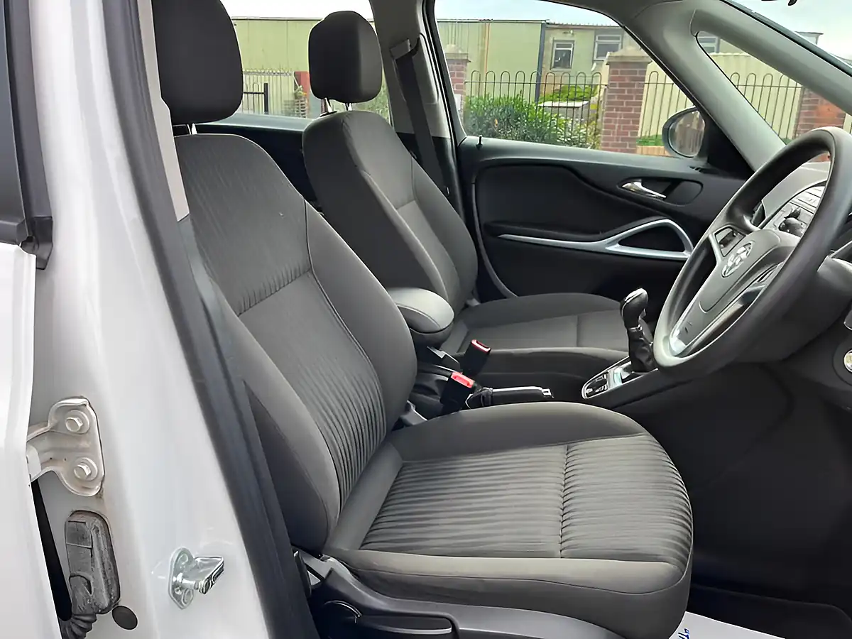 Used 2016 Vauxhall Zafira Tourer Design White - Interior and Exterior details 17