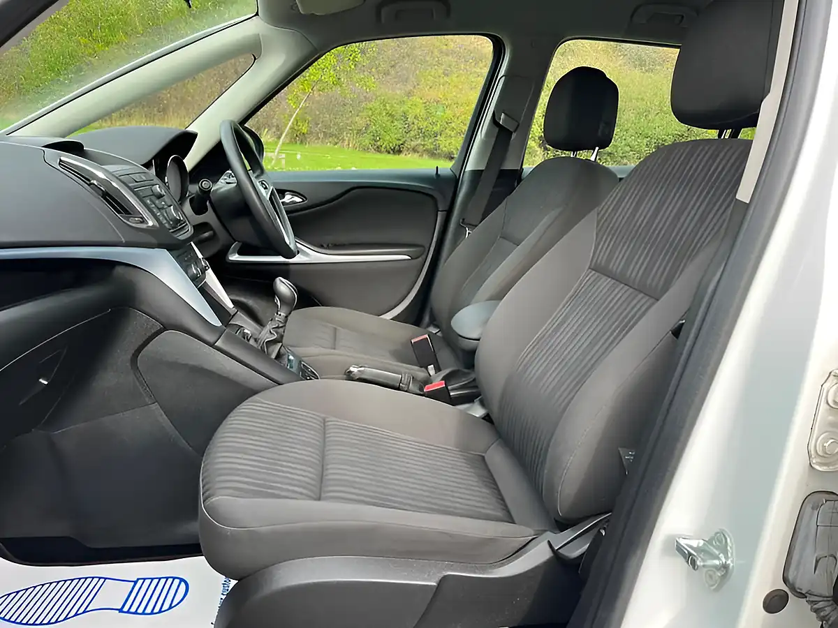 Used 2016 Vauxhall Zafira Tourer Design White - Interior and Exterior details 6