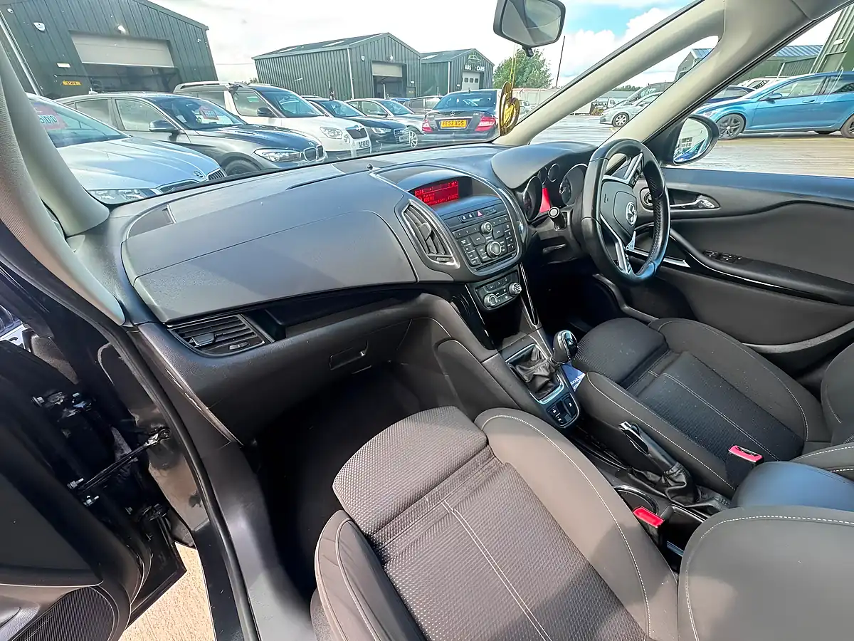 Used 2016 Vauxhall Zafira Tourer Sri Black - Interior and Exterior details 16