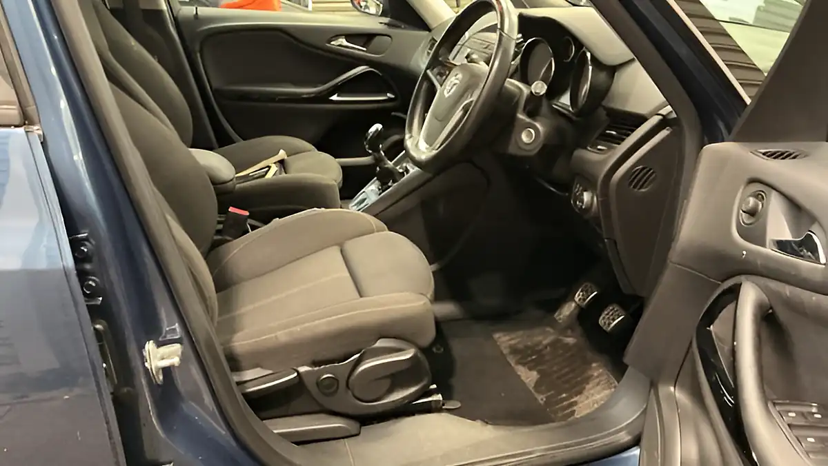 Used 2016 Vauxhall Zafira Tourer Sri Blue - Interior and Exterior details 5