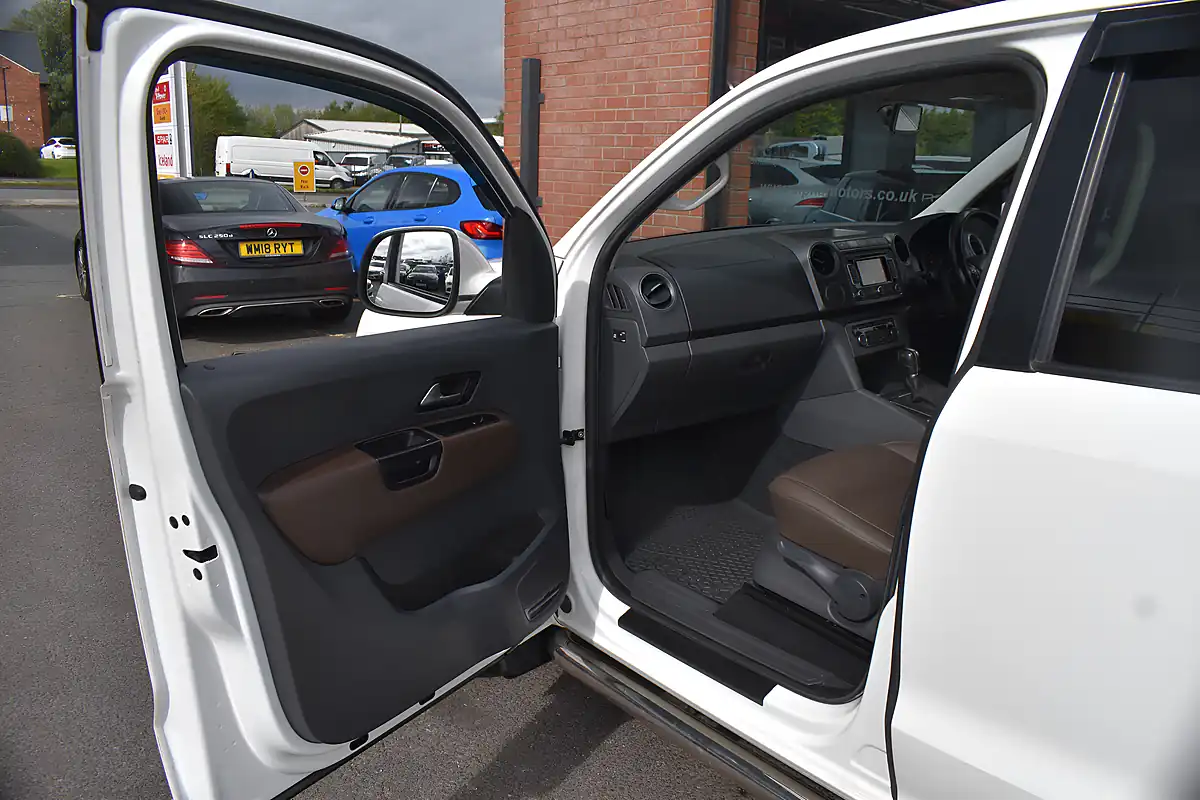 Used 2016 Volkswagen Amarok Highline Candy White - Interior and Exterior details 15