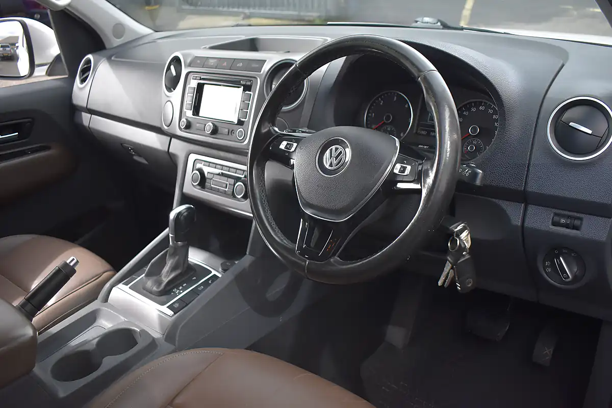 Used 2016 Volkswagen Amarok Highline Candy White - Interior and Exterior details 8