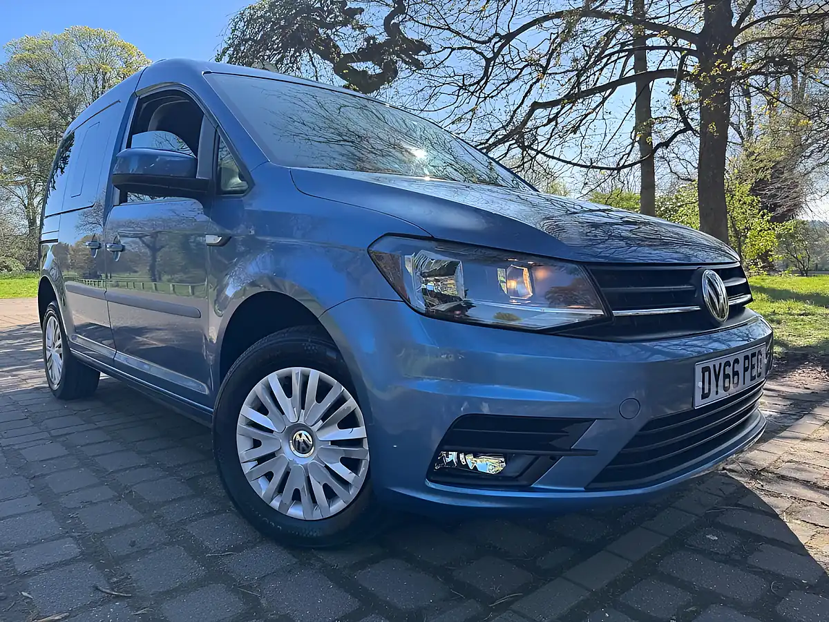 Used 2016 Volkswagen Caddy Life Blue - Front View