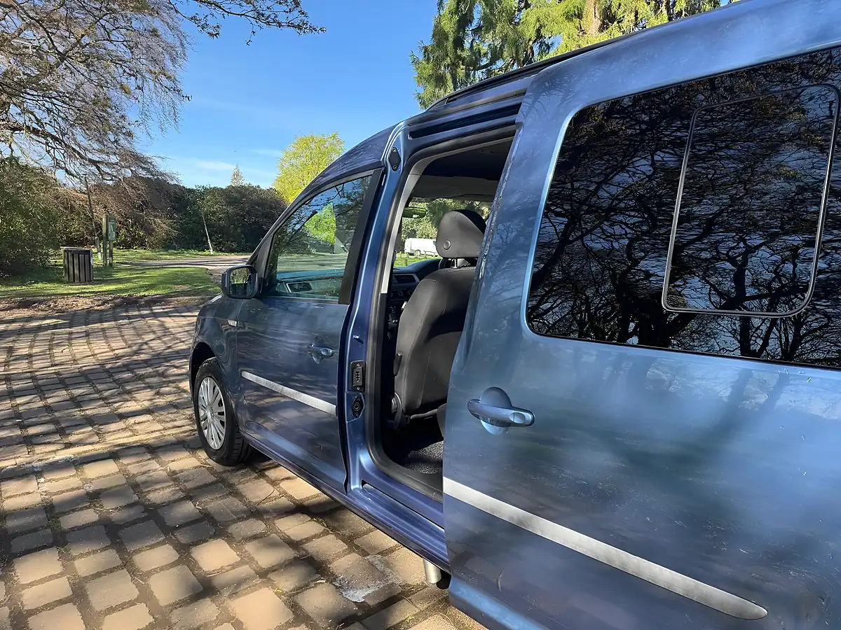 Used 2016 Volkswagen Caddy Life Blue - Interior and Exterior details 12