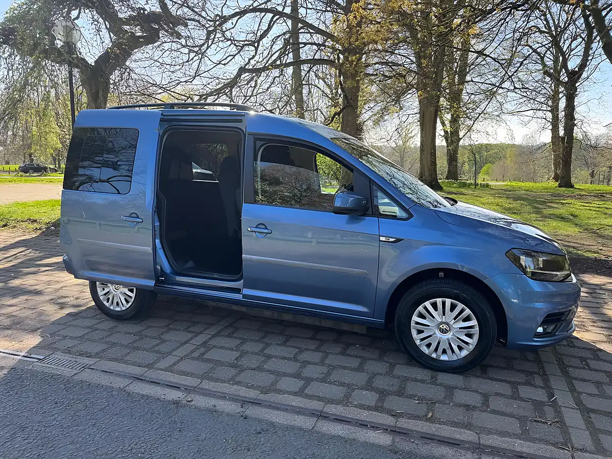Used 2016 Volkswagen Caddy Life Blue - Interior and Exterior details 9