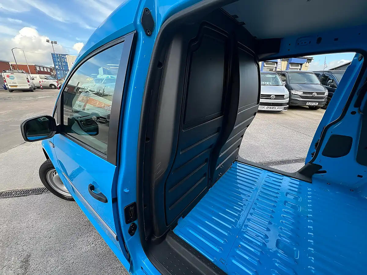 Used 2016 Volkswagen Caddy Maxi C20 Bluemotion Tech Startline Blue - Interior and Exterior details 13