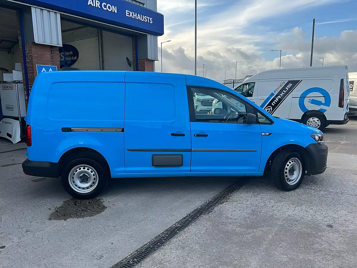 Used 2016 Volkswagen Caddy Maxi C20 Bluemotion Tech Startline Blue - Interior and Exterior details 3