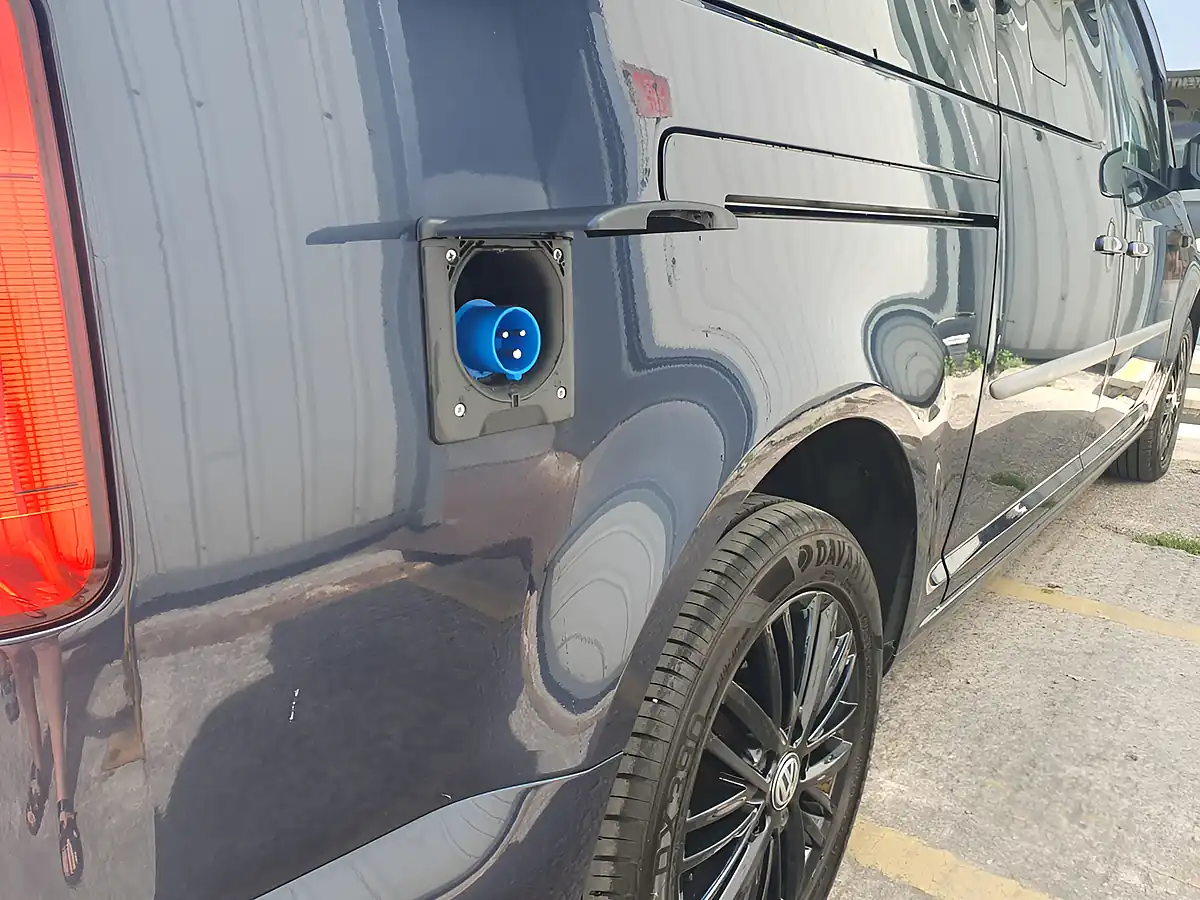 Used 2016 Volkswagen Caddy Maxi Life Blue - Interior and Exterior details 18