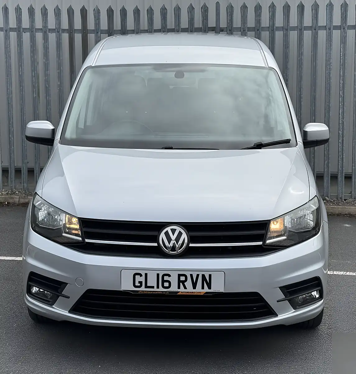 Used 2016 Volkswagen Caddy Maxi Life Silver - Interior and Exterior details 3