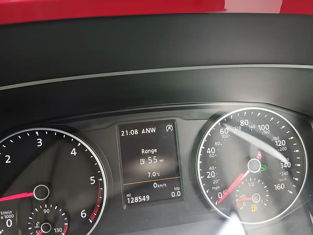 Used 2016 Volkswagen Caravelle Generation Six Red - Interior and Exterior details 17