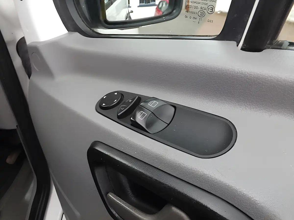 Used 2016 Volkswagen Crafter CR35 Panel Van L2 H3 White - Interior and Exterior details 13