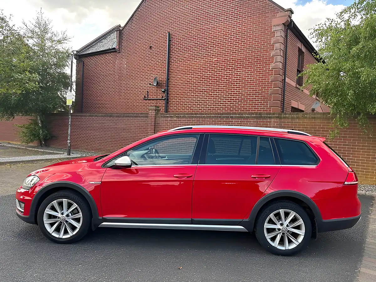 Used 2016 Volkswagen Golf Alltrack Bright Red - Interior and Exterior details 10