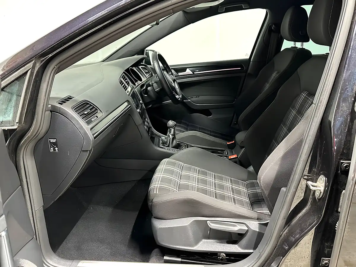 Used 2016 Volkswagen Golf Bluemotion Tech Gtd (nav) Black - Interior and Exterior details 10