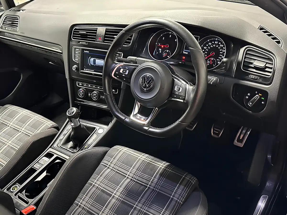 Used 2016 Volkswagen Golf Bluemotion Tech Gtd (nav) Black - Interior and Exterior details 3