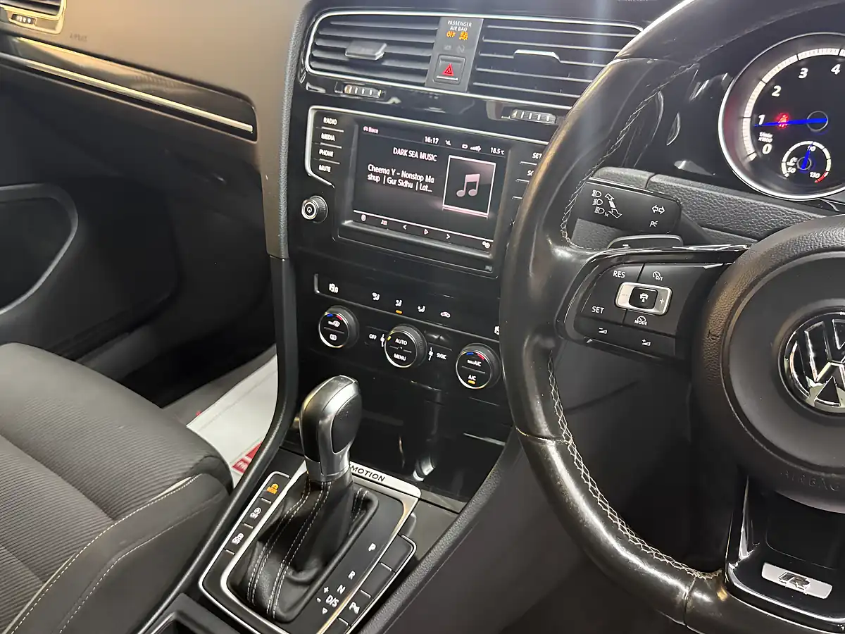 Used 2016 Volkswagen Golf Bluemotion Tech R Blue - Interior and Exterior details 17