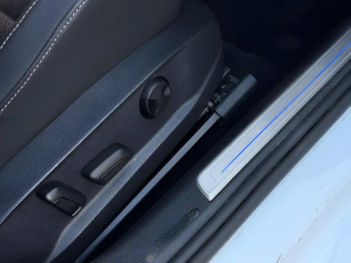 Used 2016 Volkswagen Golf Bluemotion Tech R White - Interior and Exterior details 12