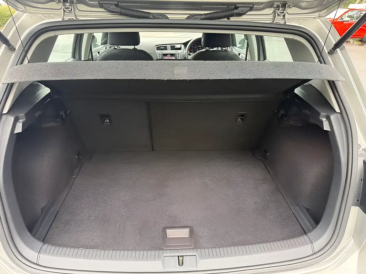 Used 2016 Volkswagen Golf Bluemotion Tech S Silver - Interior and Exterior details 9