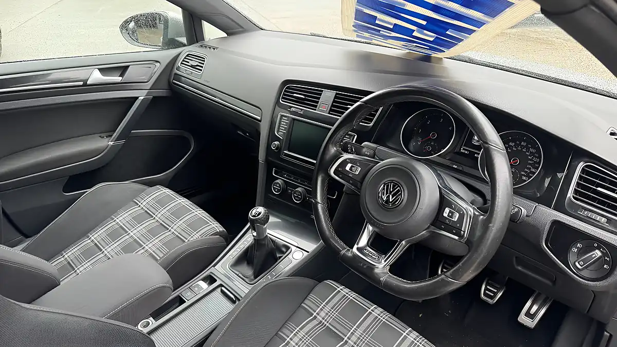 Used 2016 Volkswagen Golf Gtd Bluemotion Tech Silver - Interior and Exterior details 5