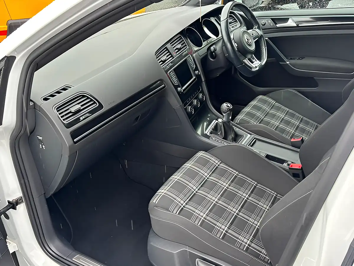 Used 2016 Volkswagen Golf Gtd Bluemotion Tech White - Interior and Exterior details 16