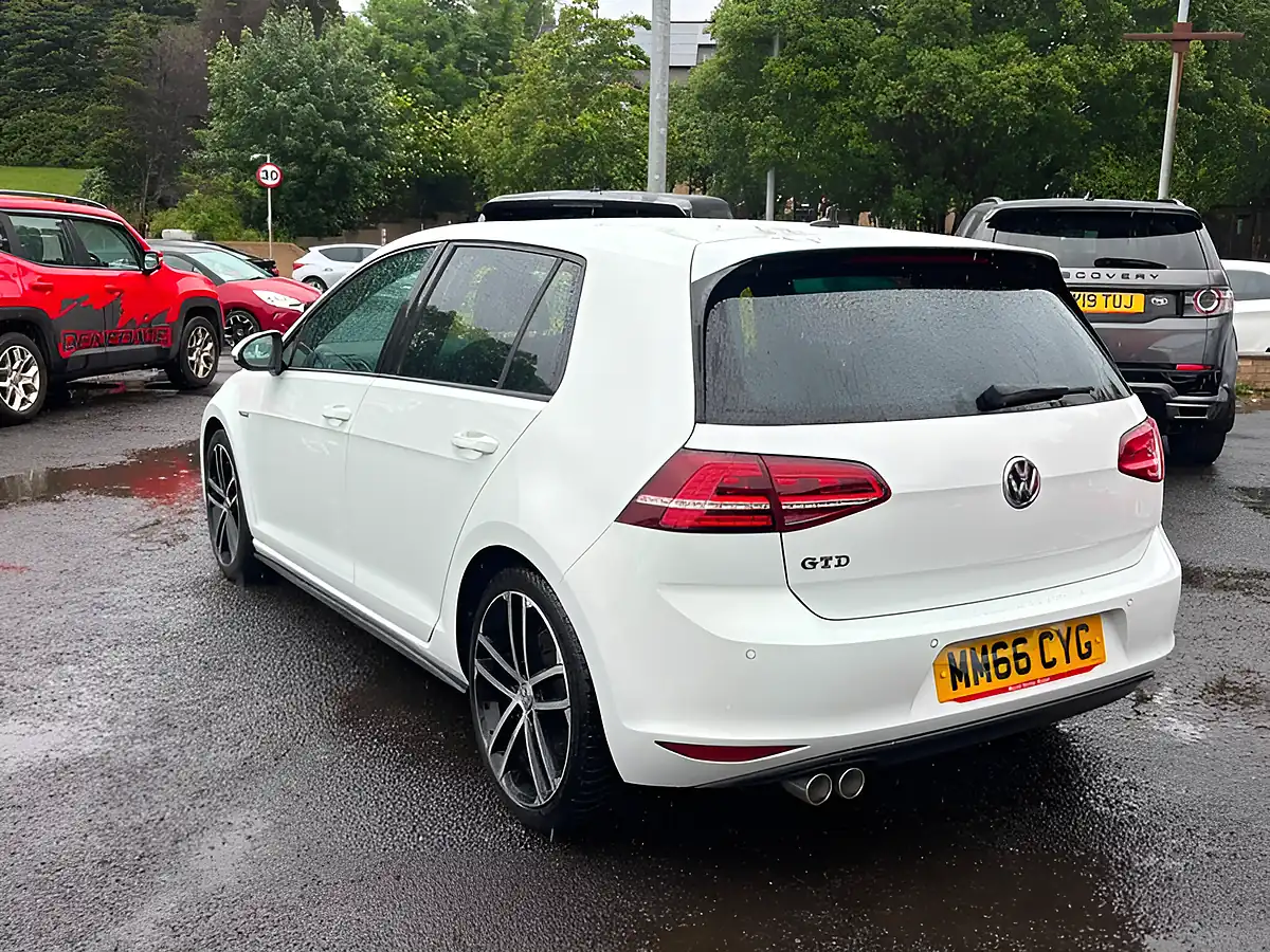 Used 2016 Volkswagen Golf Gtd Bluemotion Tech White - Interior and Exterior details 6