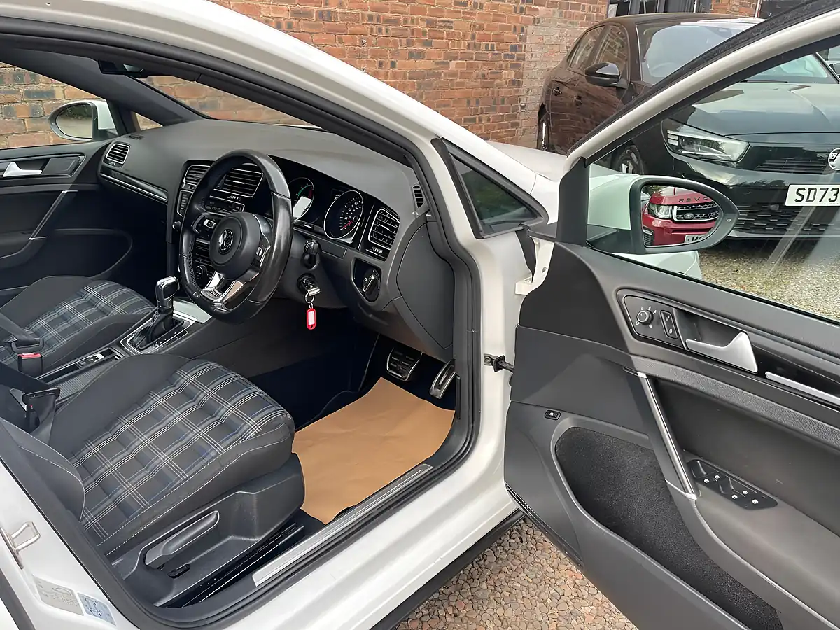 Used 2016 Volkswagen Golf Gte 5dr Dsg [nav] White - Interior and Exterior details 9