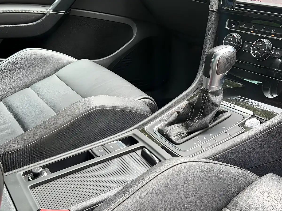 Used 2016 Volkswagen Golf R Blue - Interior and Exterior details 11