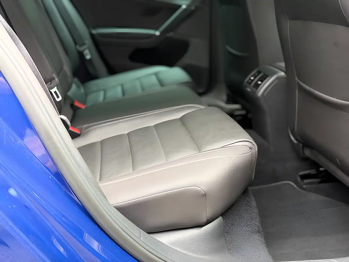 Used 2016 Volkswagen Golf R Blue - Interior and Exterior details 17