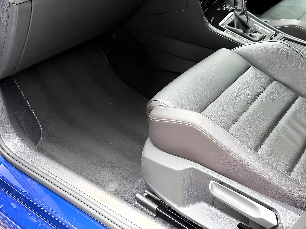 Used 2016 Volkswagen Golf R Blue - Interior and Exterior details 19