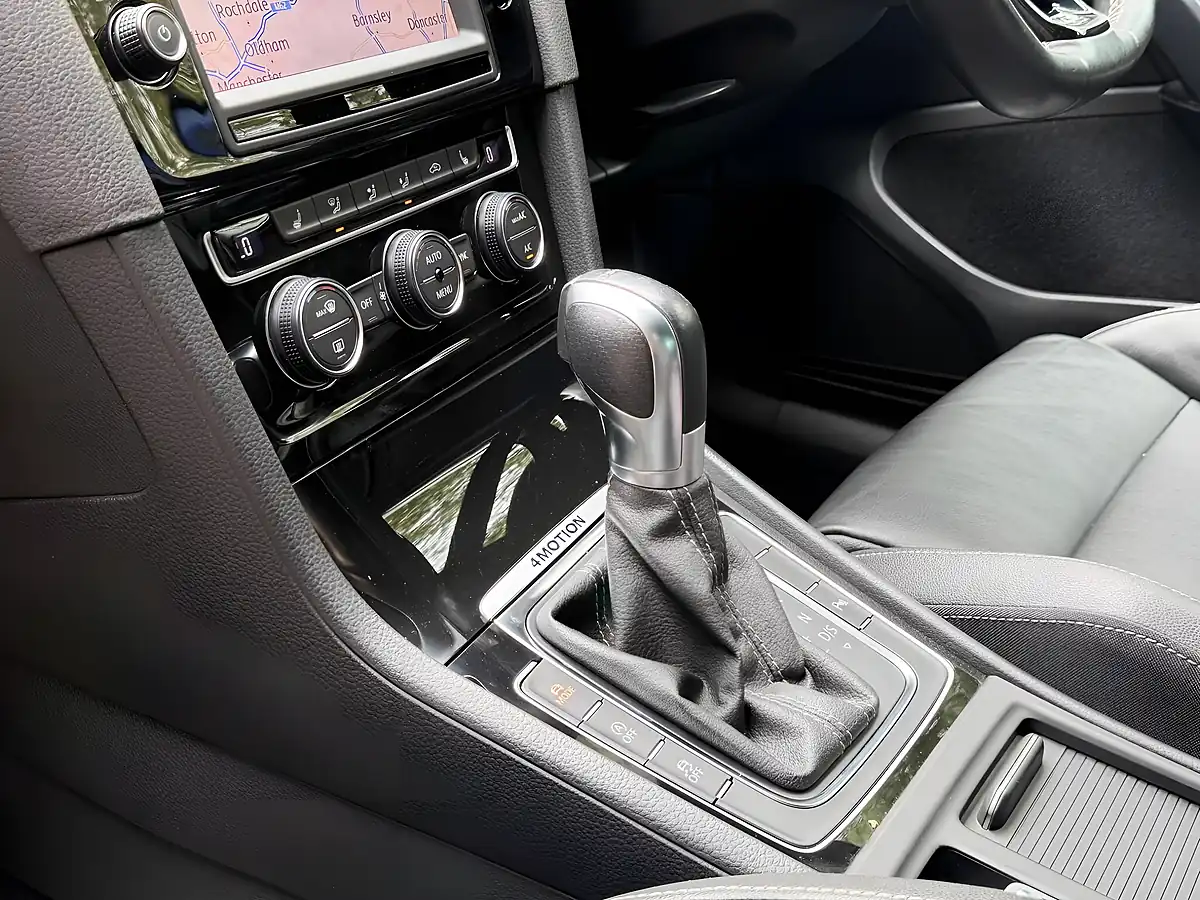 Used 2016 Volkswagen Golf R Blue - Interior and Exterior details 20