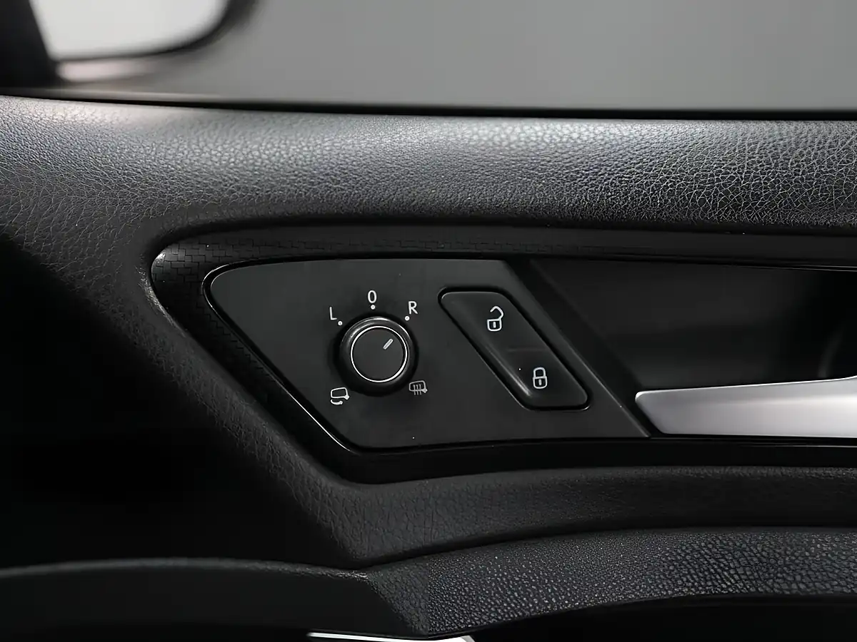Used 2016 Volkswagen Golf R Deep Black - Interior and Exterior details 10