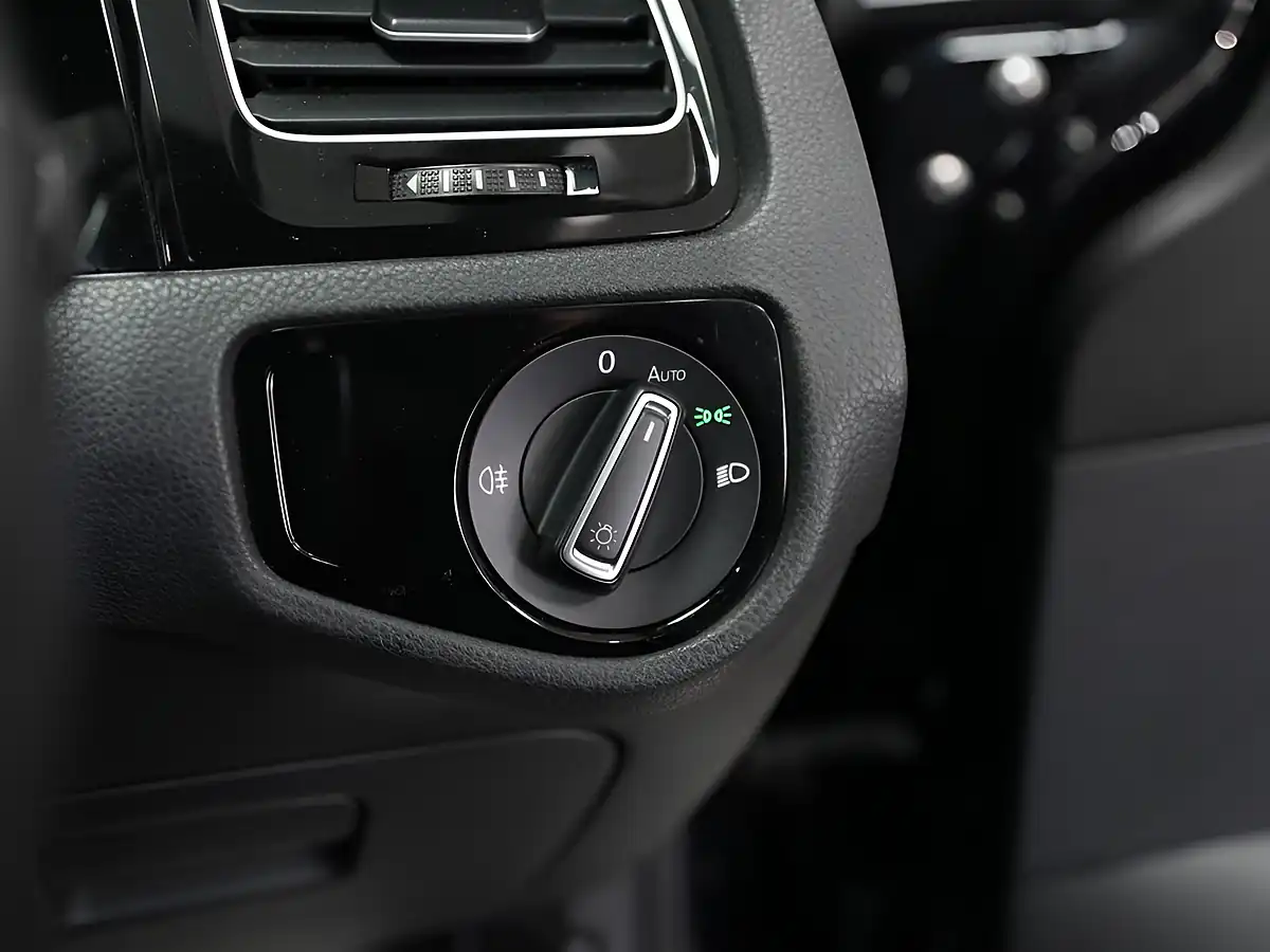 Used 2016 Volkswagen Golf R Deep Black - Interior and Exterior details 15