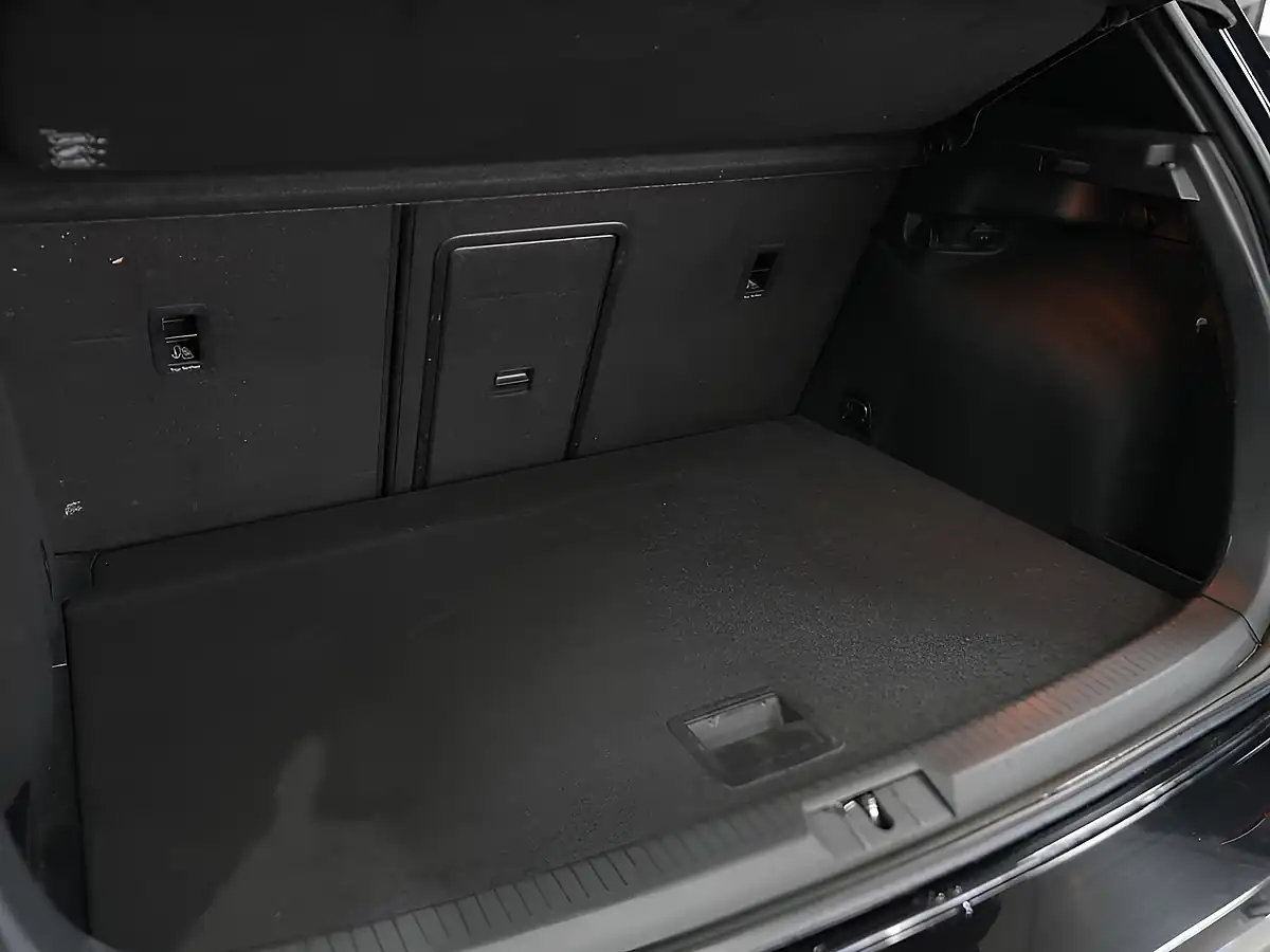 Used 2016 Volkswagen Golf R Deep Black - Interior and Exterior details 6