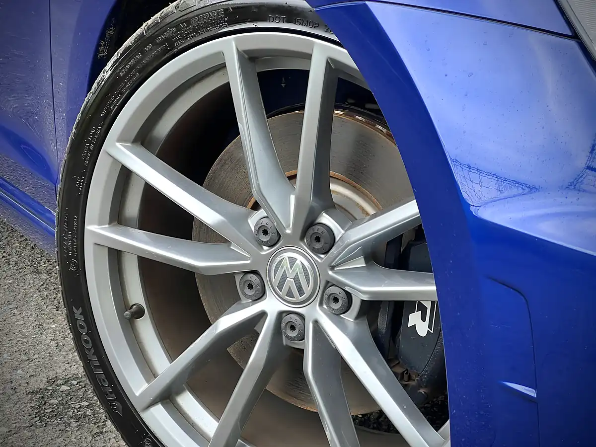 Used 2016 Volkswagen Golf R Estate Carbon Edition Blue Metallic - Interior and Exterior details 5