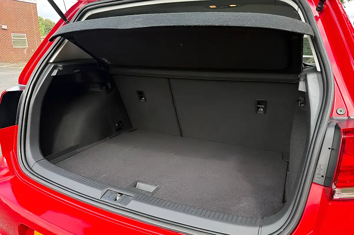 Used 2016 Volkswagen Golf S Red - Interior and Exterior details 10