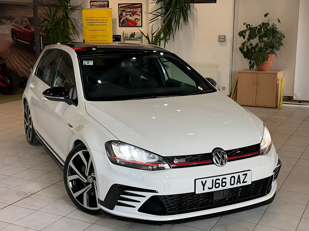 Used 2016 Volkswagen Golf White - Front View