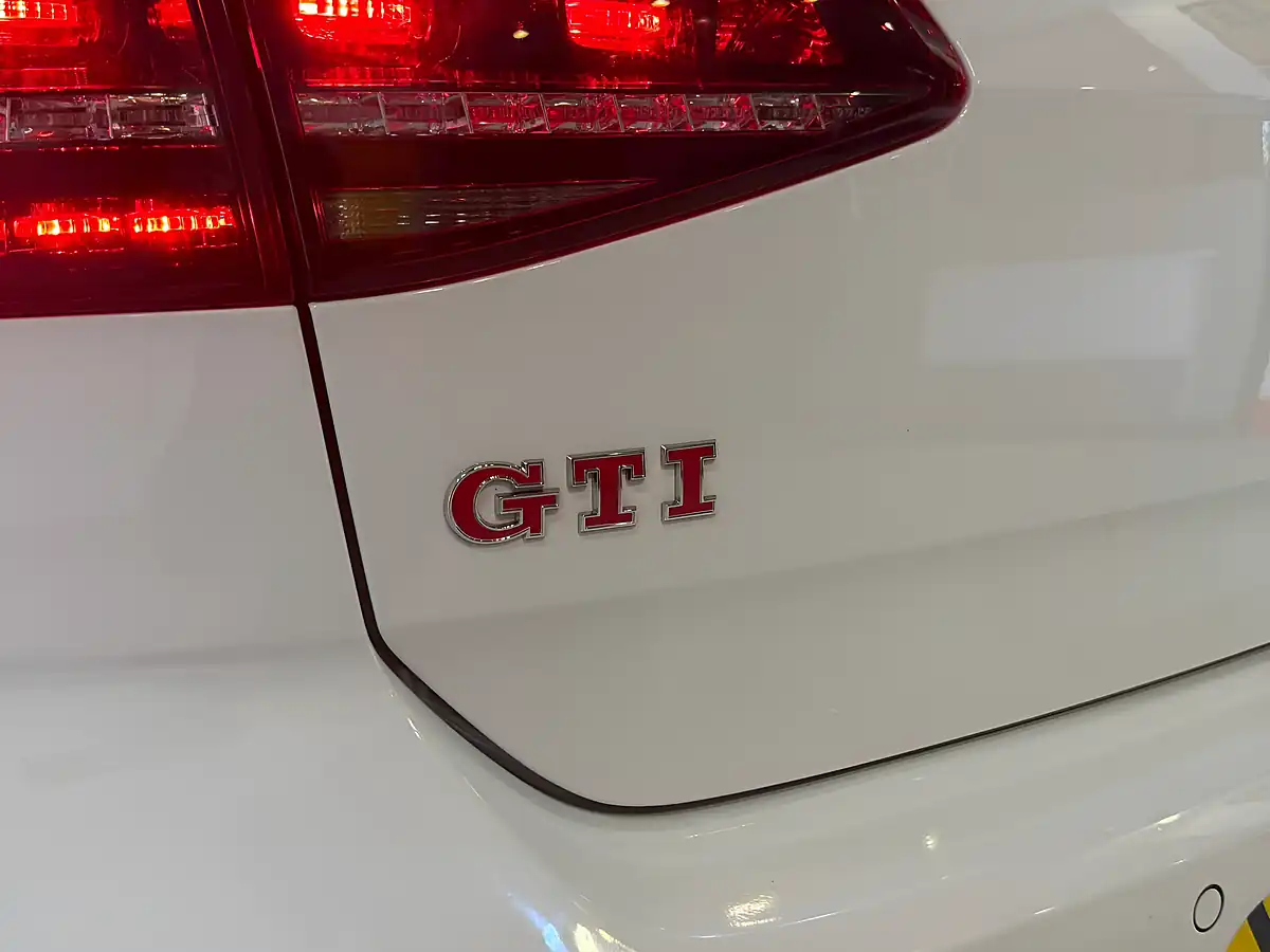 Used 2016 Volkswagen Golf White - Interior and Exterior details 12