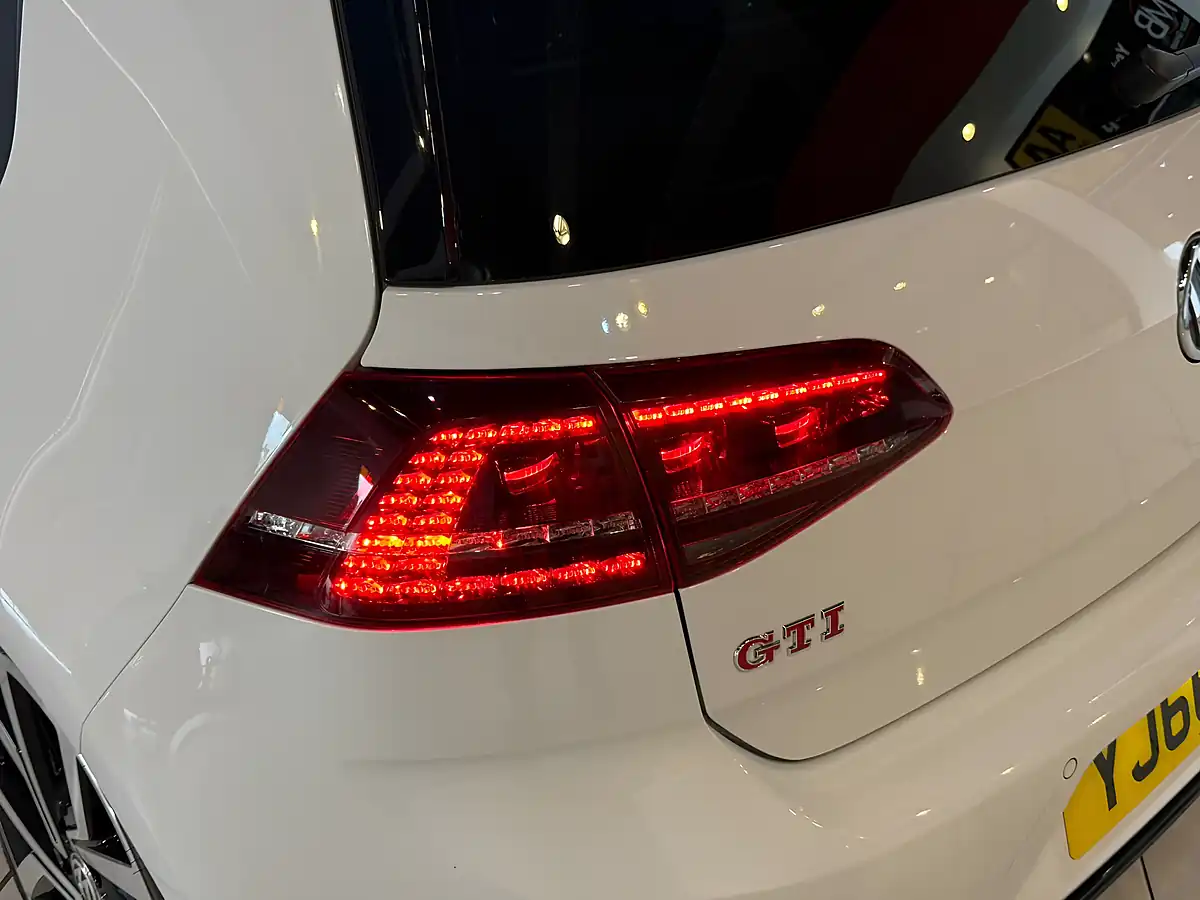 Used 2016 Volkswagen Golf White - Interior and Exterior details 9