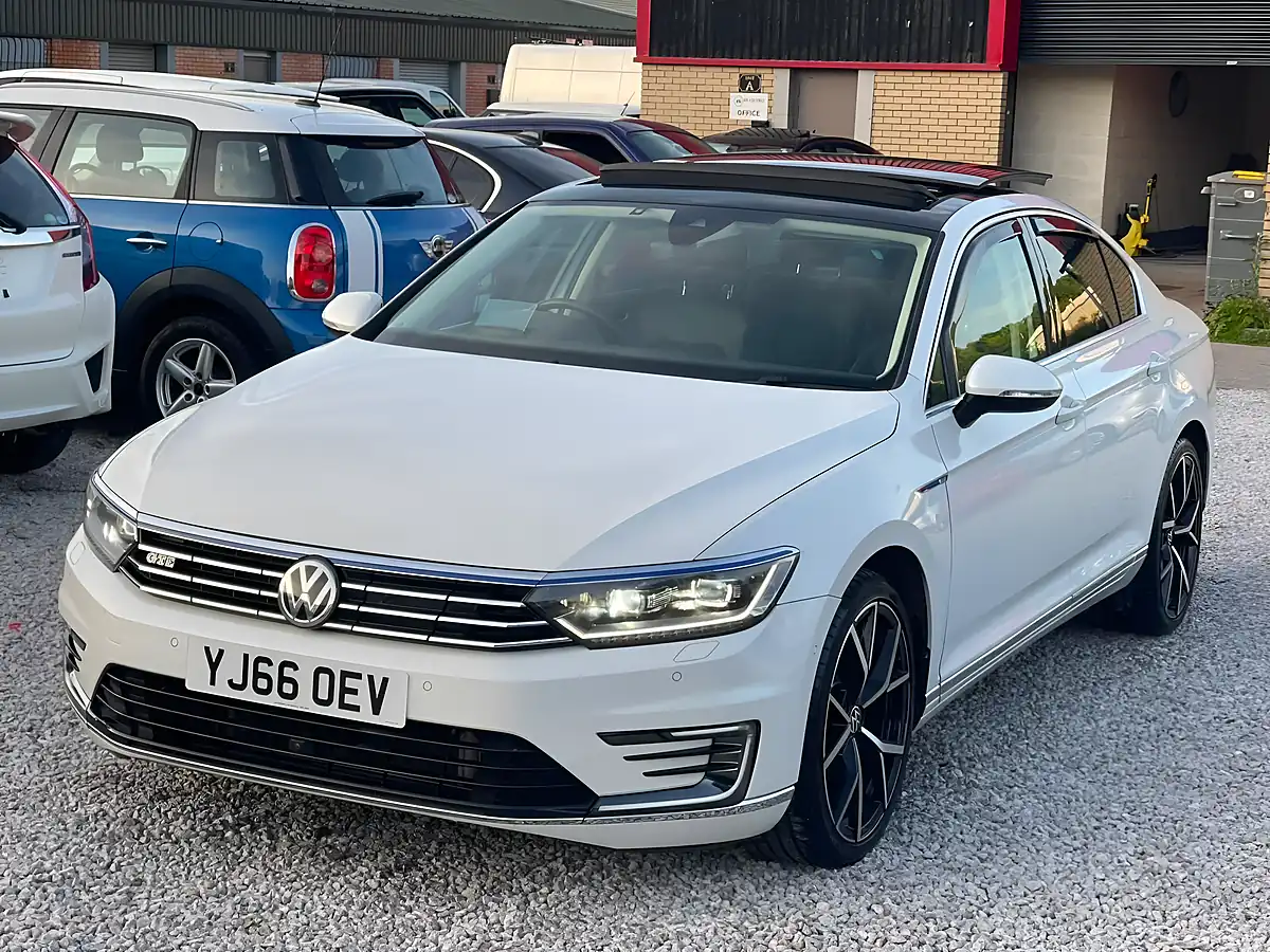 Used 2016 Volkswagen Passat Advance White - Interior and Exterior details 13