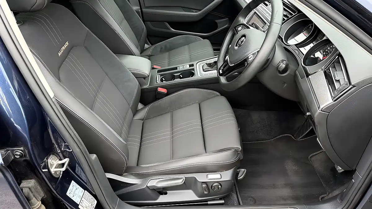Used 2016 Volkswagen Passat Alltrack Blue - Interior and Exterior details 16