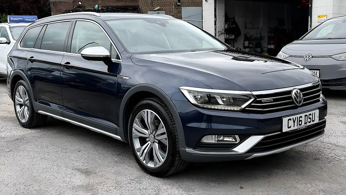 Used 2016 Volkswagen Passat Alltrack Blue - Interior and Exterior details 9