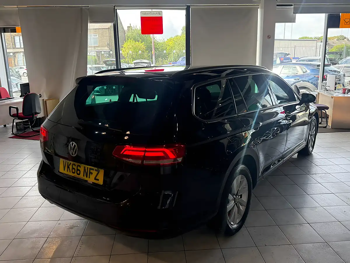 Used 2016 Volkswagen Passat Bluemotion Tech S Black - Interior and Exterior details 9
