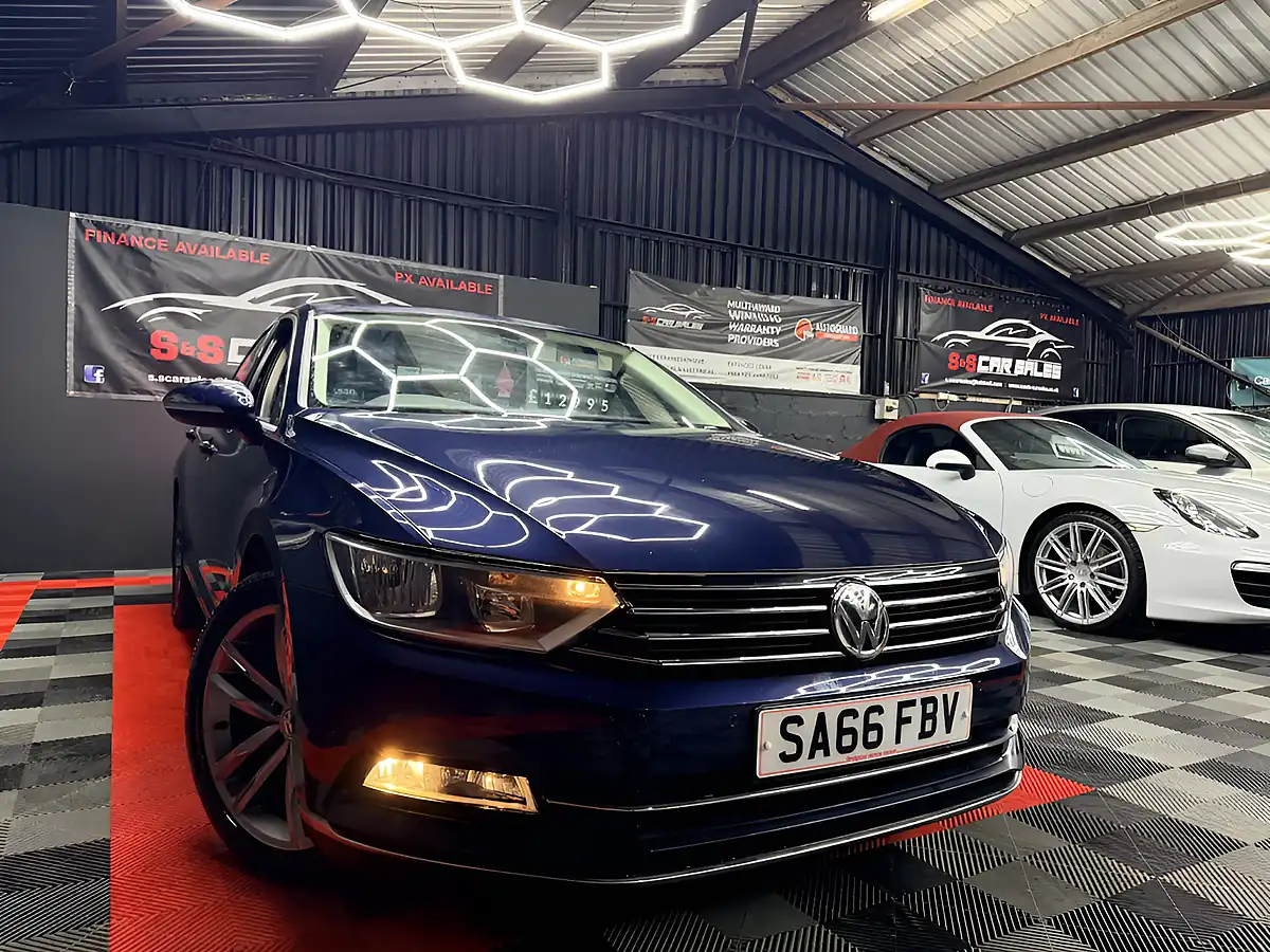 Used 2016 Volkswagen Passat GT Blue - Front View