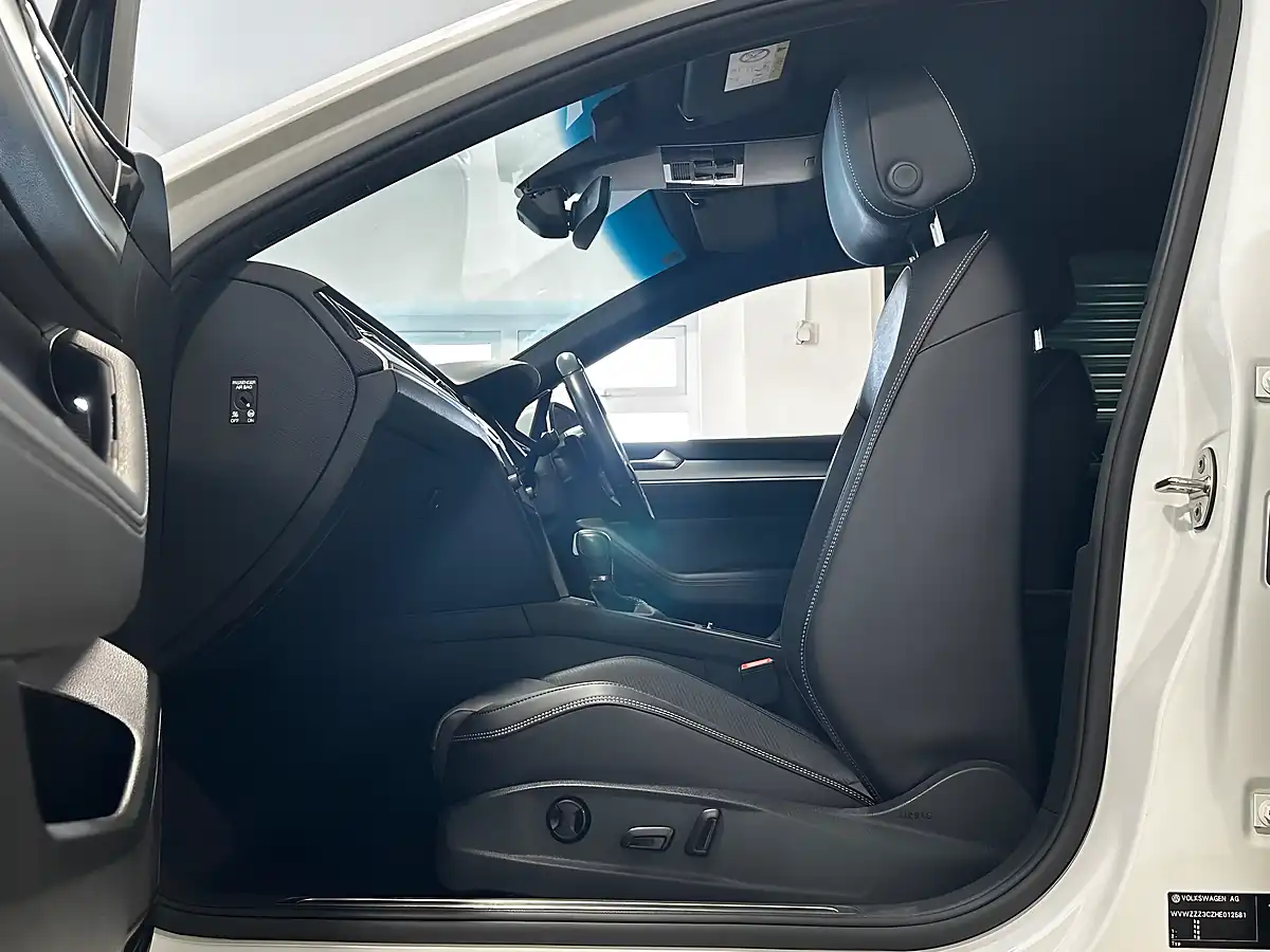 Used 2016 Volkswagen Passat R-Line Oryx White - Interior and Exterior details 11
