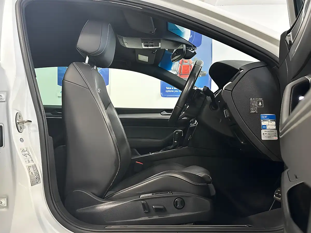 Used 2016 Volkswagen Passat R-Line Oryx White - Interior and Exterior details 3
